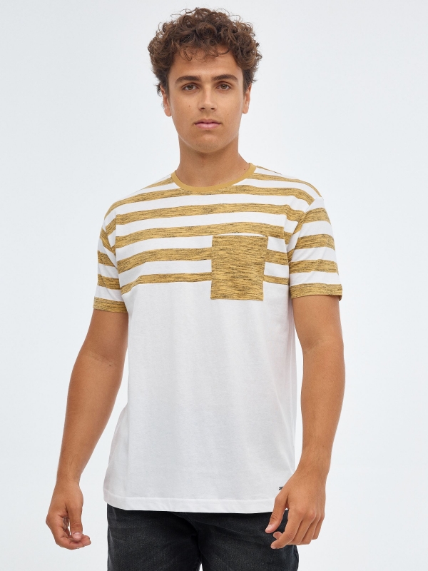 T-shirt às riscas com bolso amarelo vista meia frontal