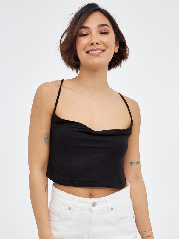 Crop top de tirantes cruzados negro vista media frontal