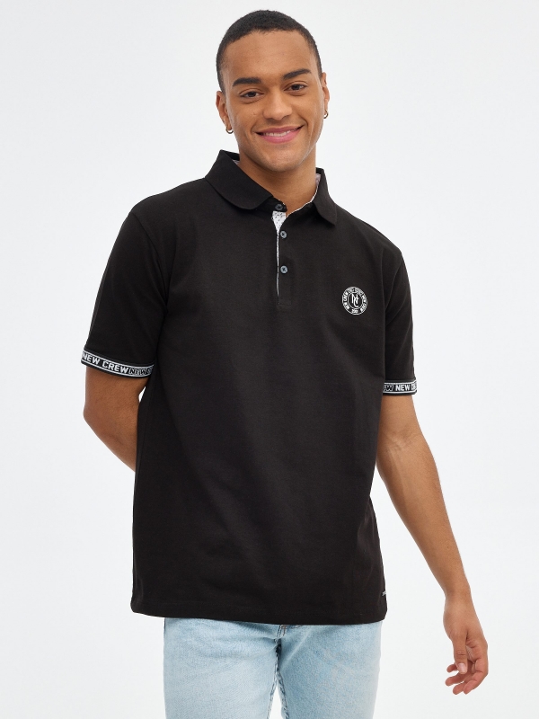 Polo algemas de impressão preto vista meia frontal