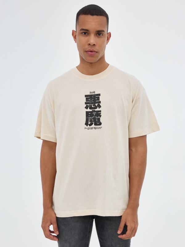 T-shirt japonesa de grandes dimensões areia vista meia frontal