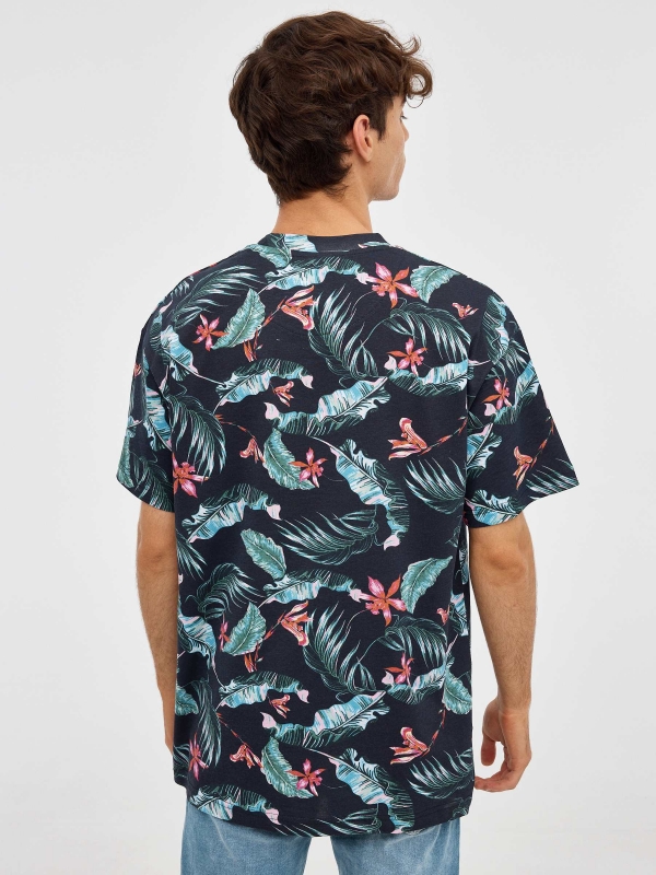 Camiseta oversized tropical negro vista media frontal