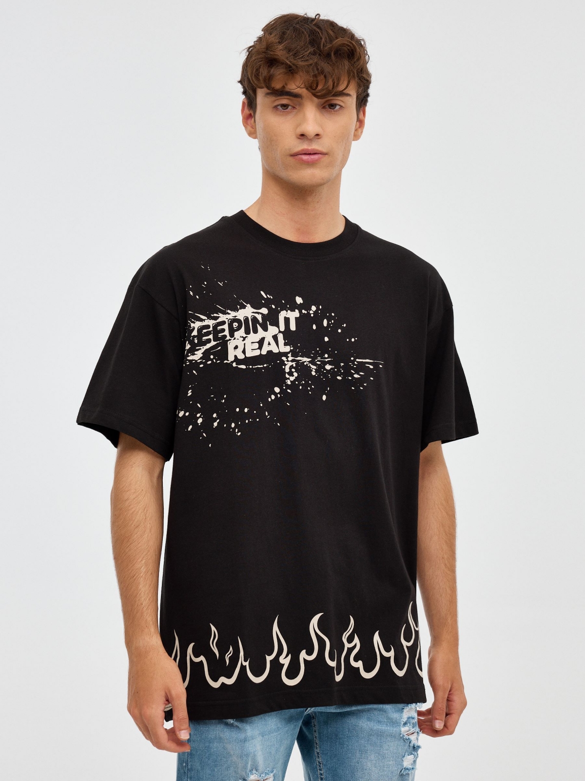 T-shirt oversized fire preto vista meia frontal