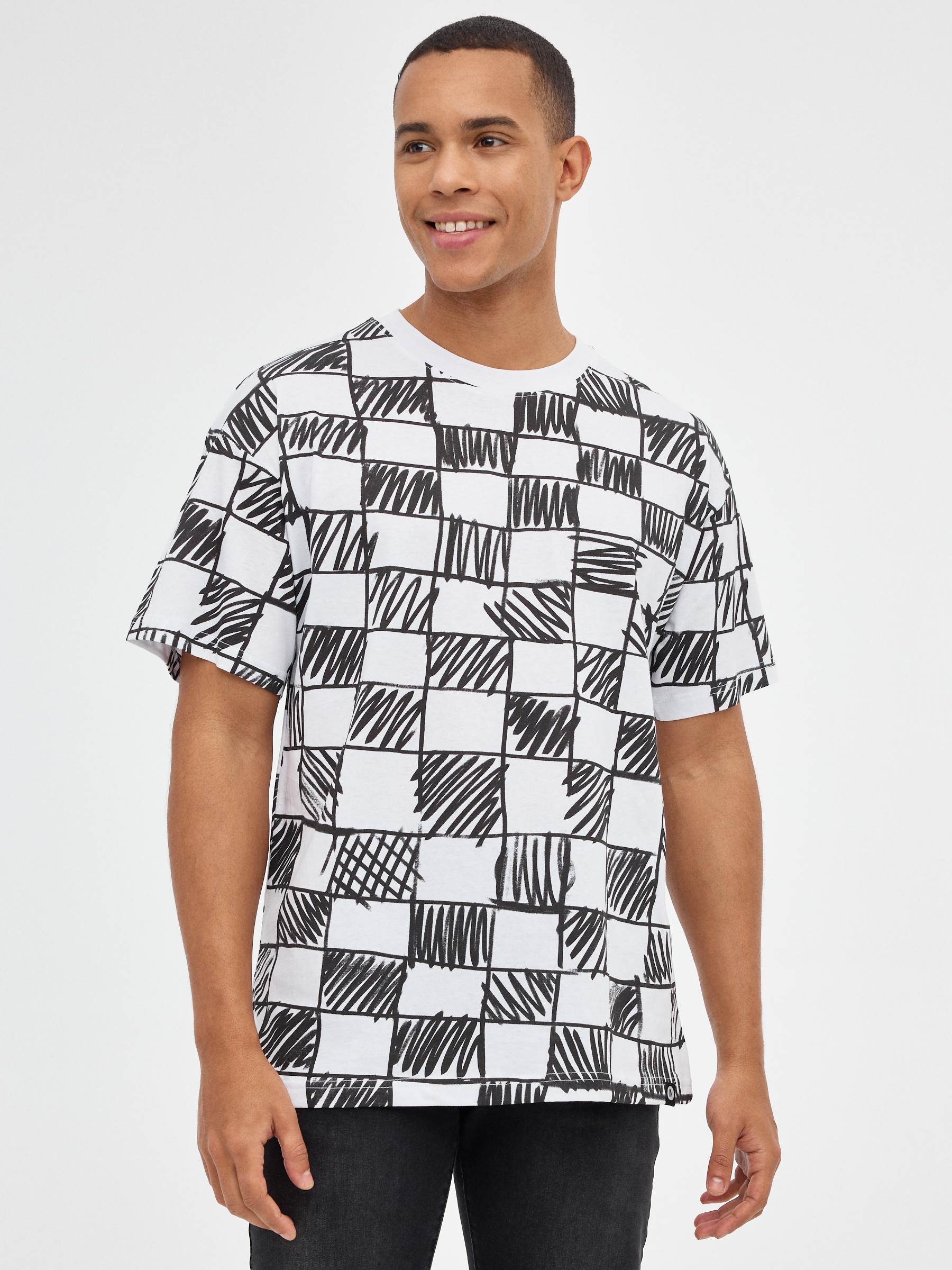 T-shirt a preto e branco com checagem preto vista meia frontal