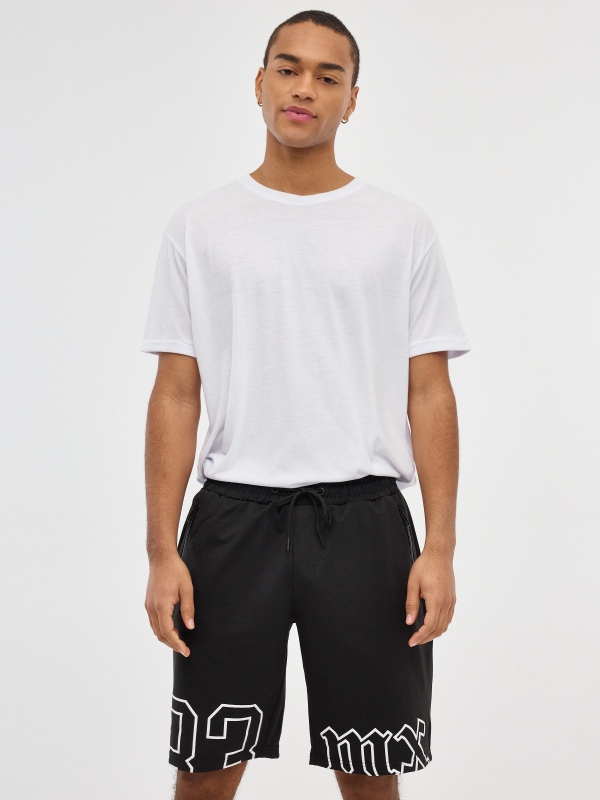 Bermuda jogger estampada negro vista media frontal