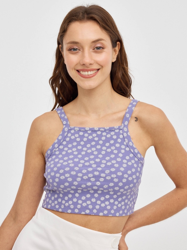 Crop top com margaridas lilás vista meia frontal