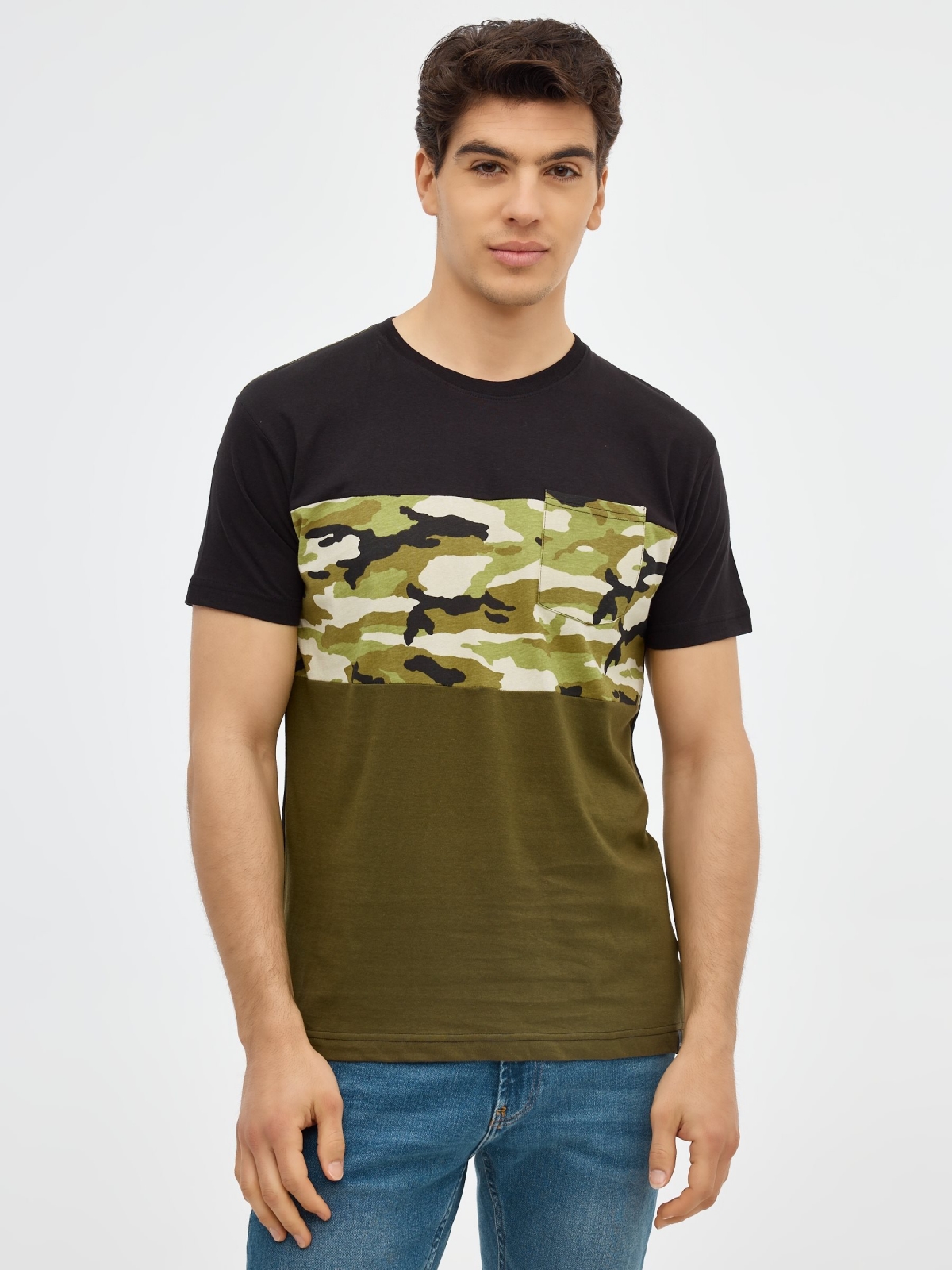 T-shirt camuflada com bolso preto vista meia frontal