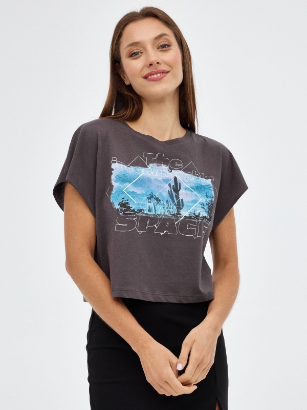 Camiseta Sense of Space gris oscuro vista media frontal