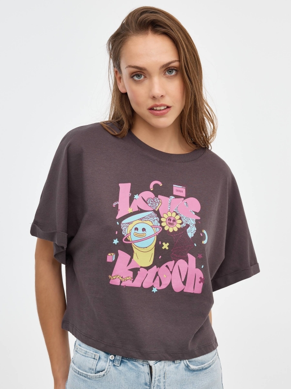 Camiseta crop estampada gris oscuro vista media frontal