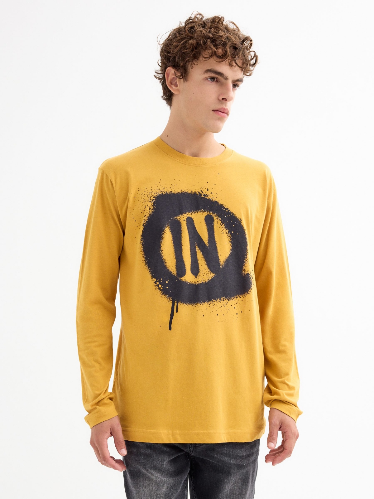 T-shirt com graffiti INSIDE ocre vista meia frontal