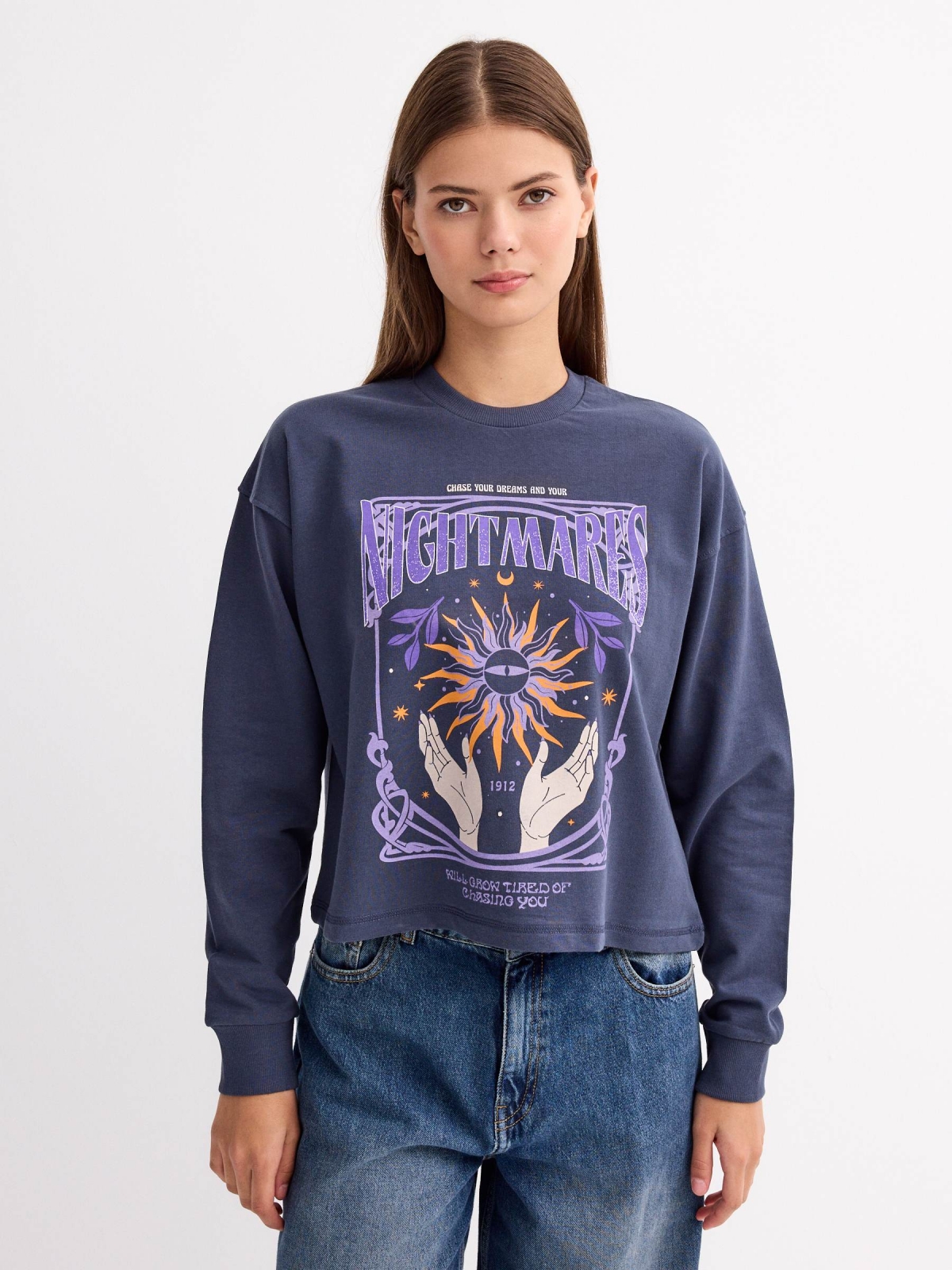 Sweatshirt com estampado esotérico azul marinho vista meia frontal