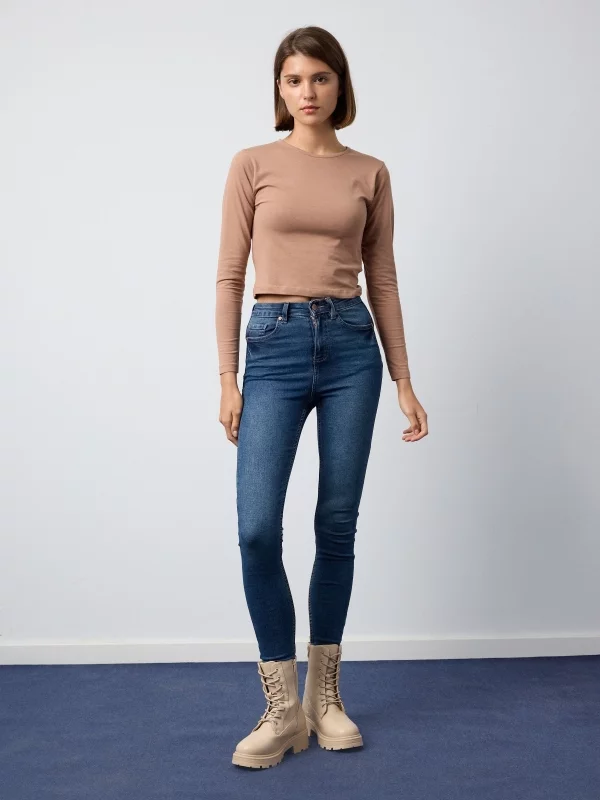 Skinny jeans with push up blue front view