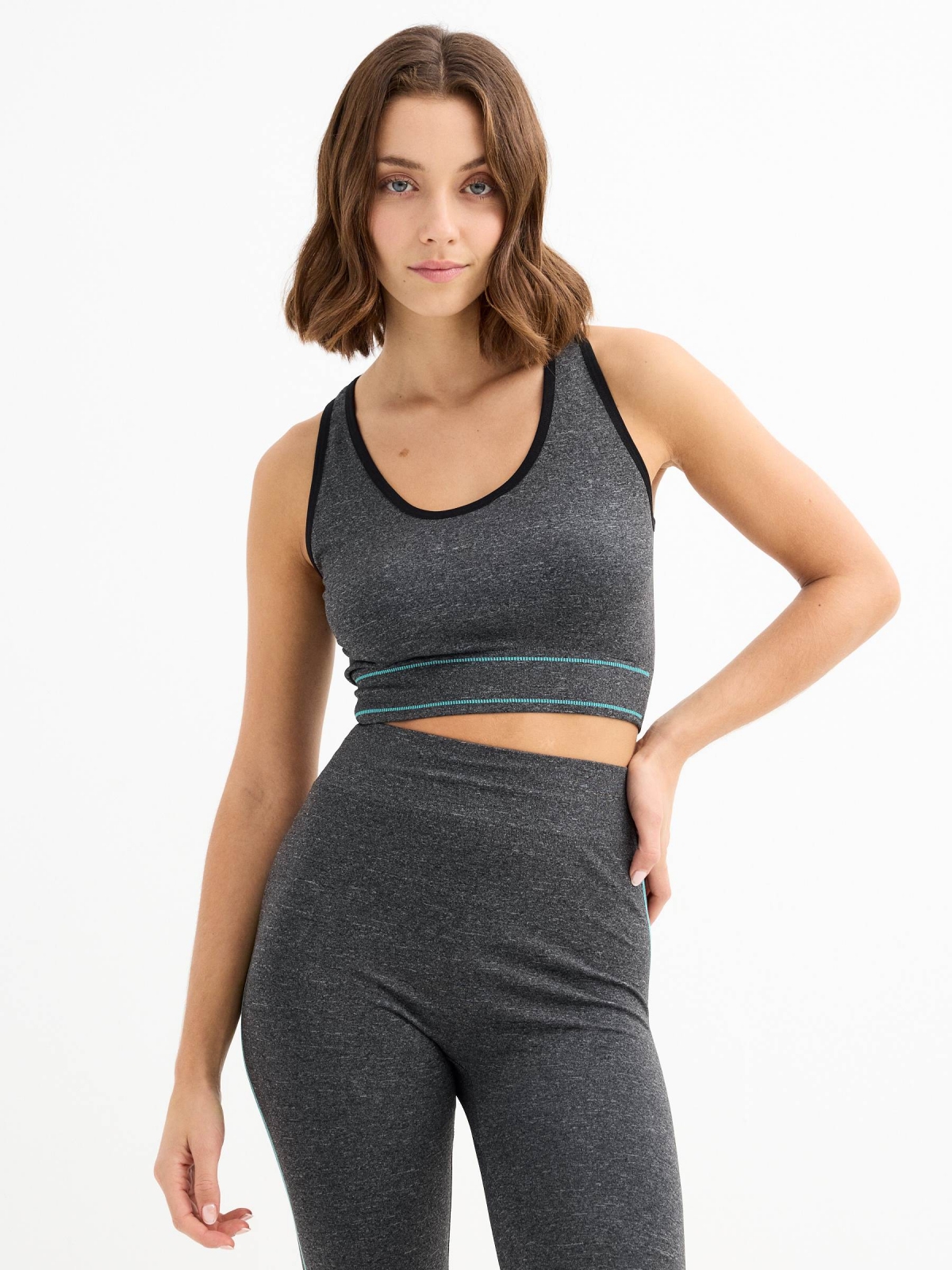 Top seamless gris oscuro vista media frontal