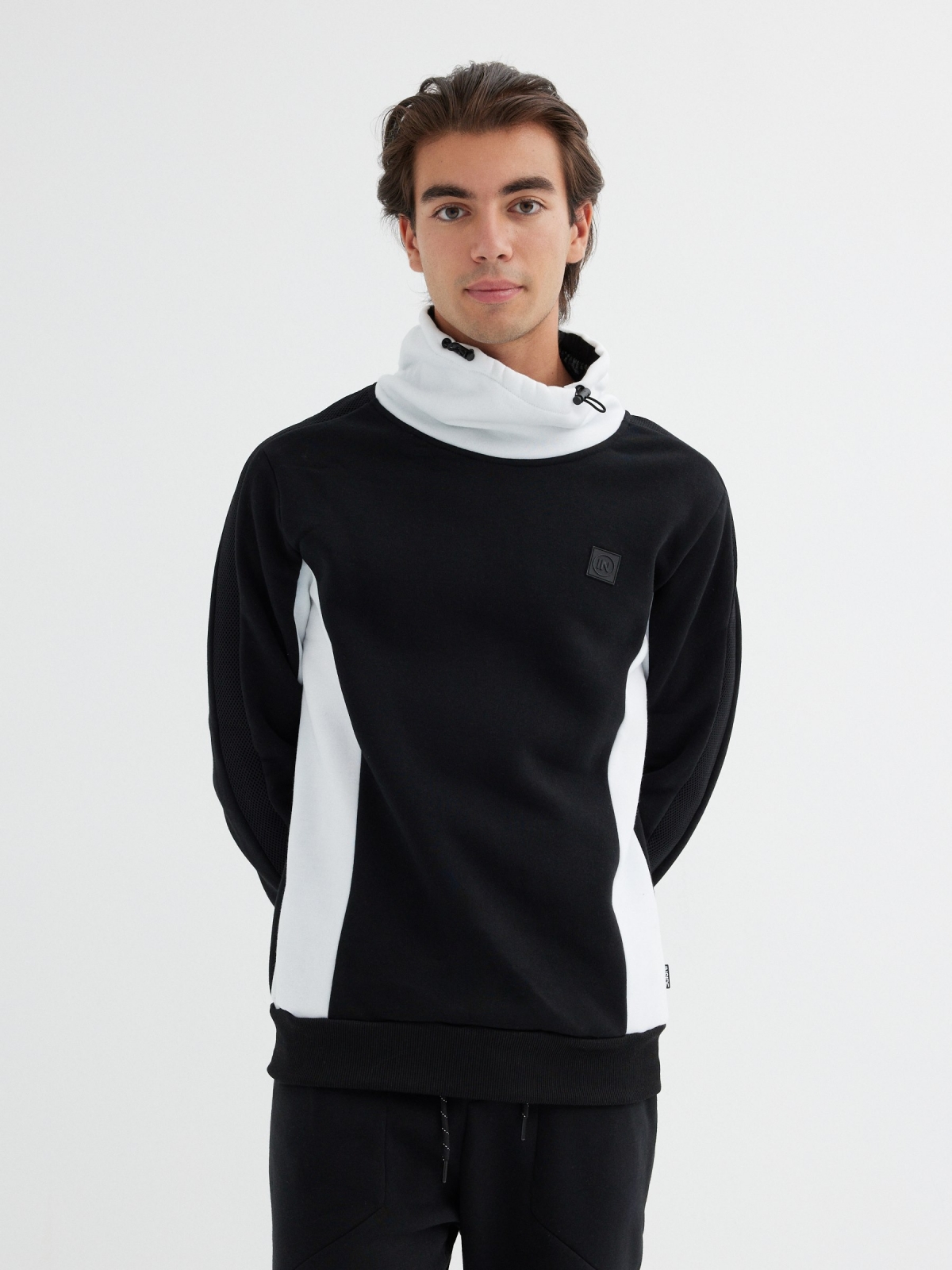 Sweatshirt color block com gola esvoaçante preto vista meia frontal