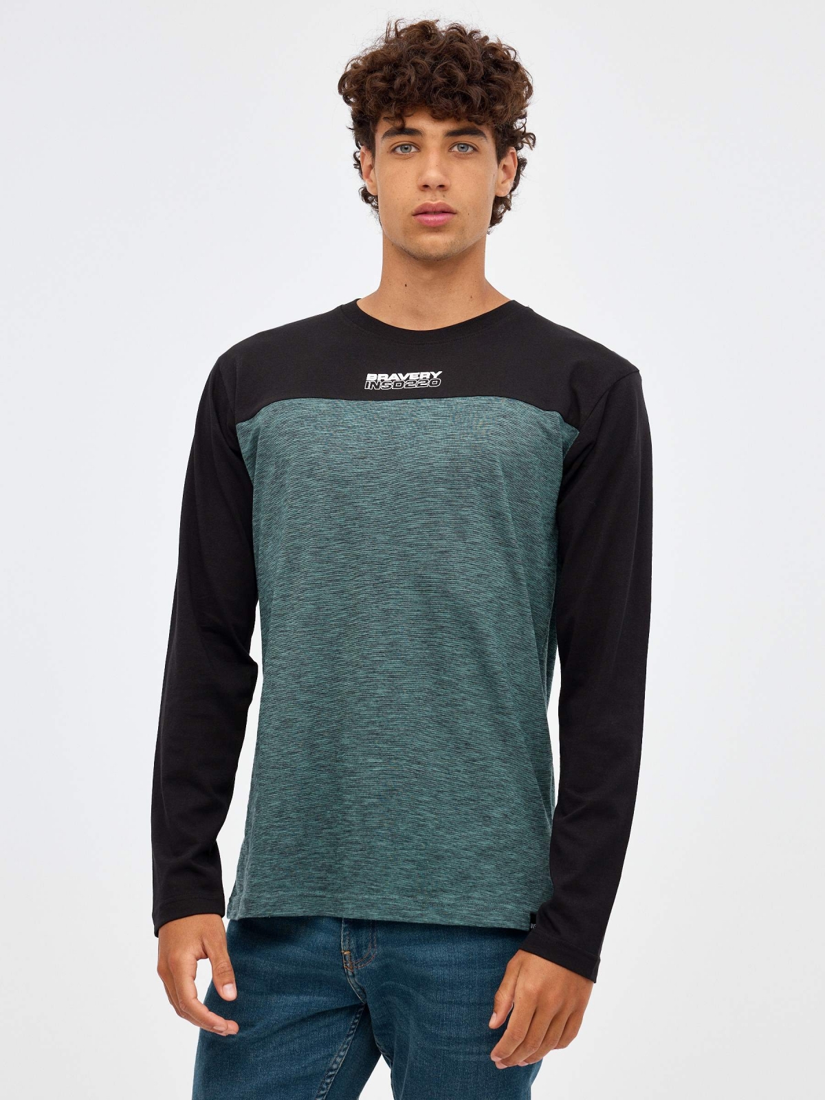 Color block t-shirt com texto verde vista meia frontal