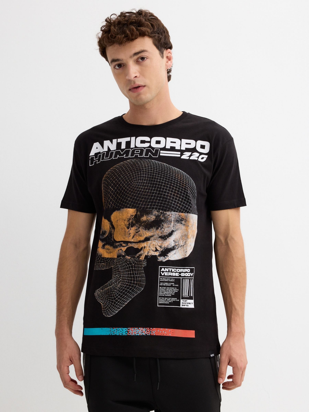 T-shirt Anticorpo preto vista meia frontal