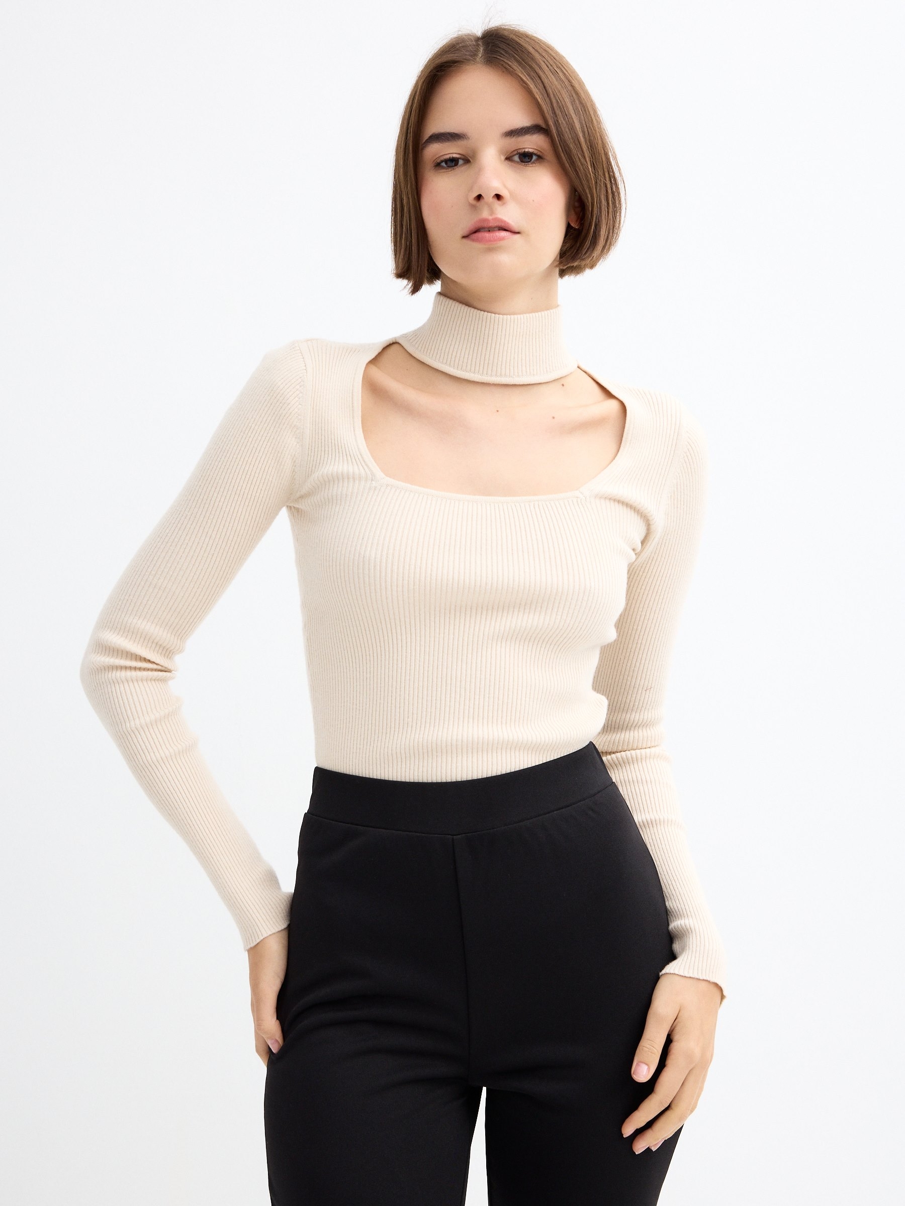 Camisola slim de gola alta bege vista meia frontal