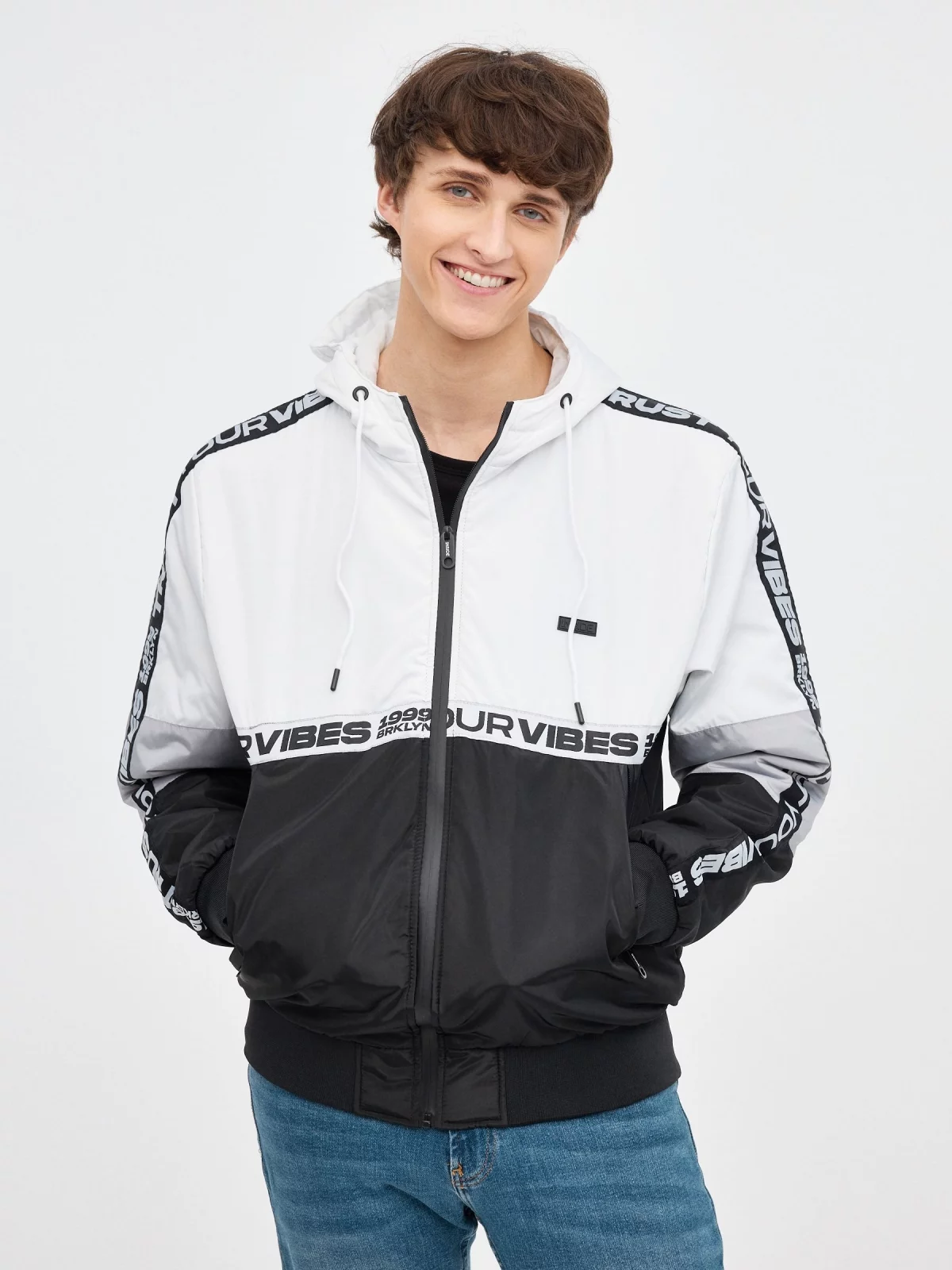 Casaco de nylon Your Vibes preto vista meia frontal
