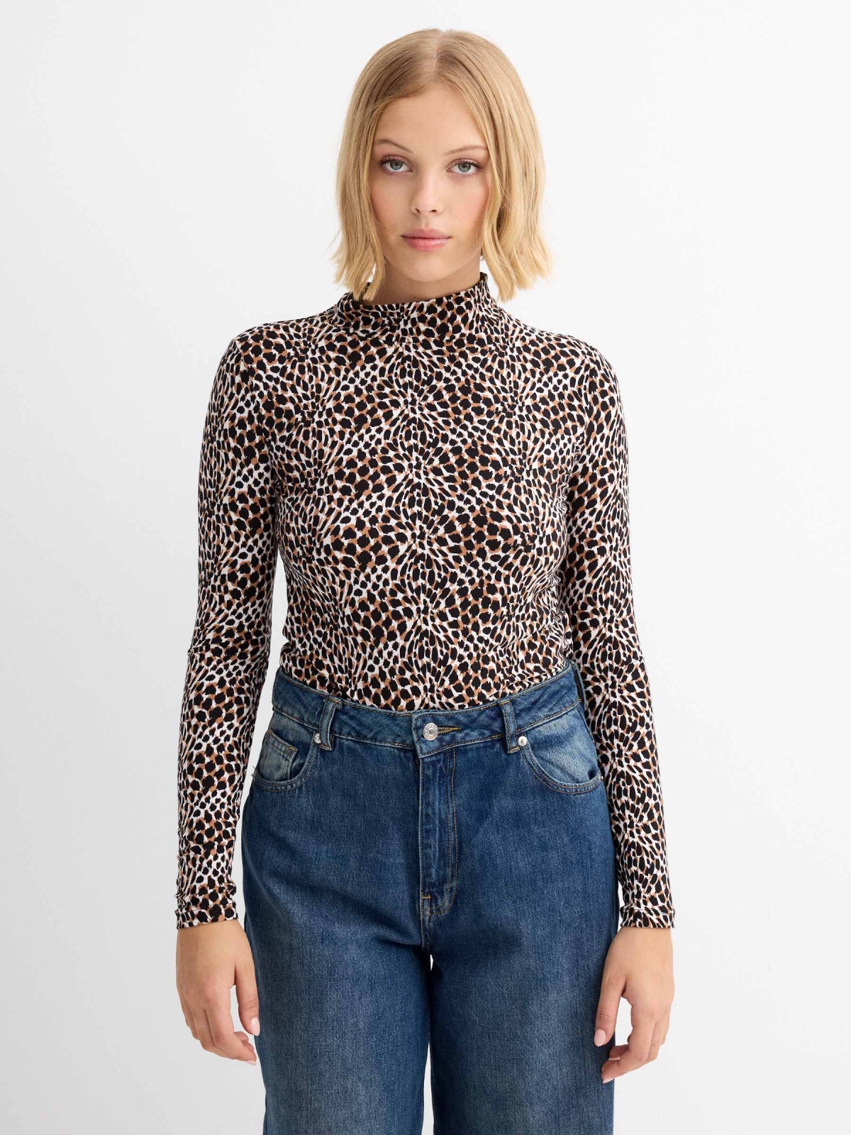 Camiseta slim animal print perkins negro vista media frontal