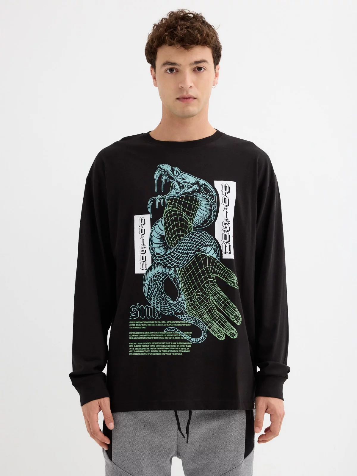 T-shirt oversized com print serpente preto vista meia frontal