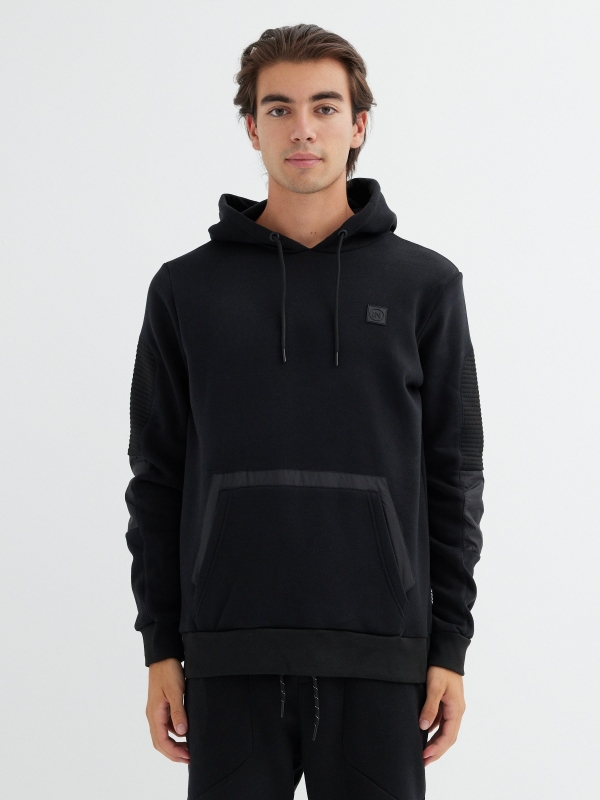 Sweatshirt com capuz canguru preto vista meia frontal