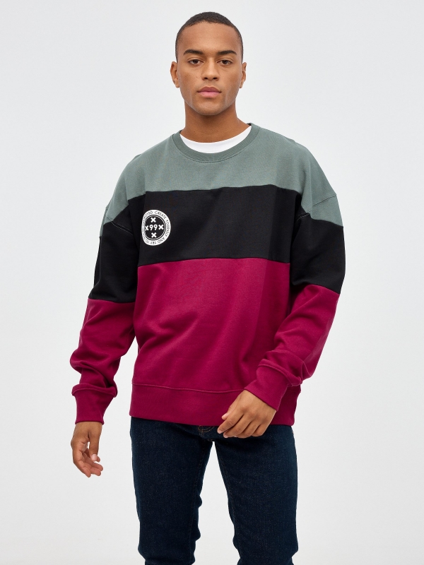 Sudadera color block insignia granate vista media frontal