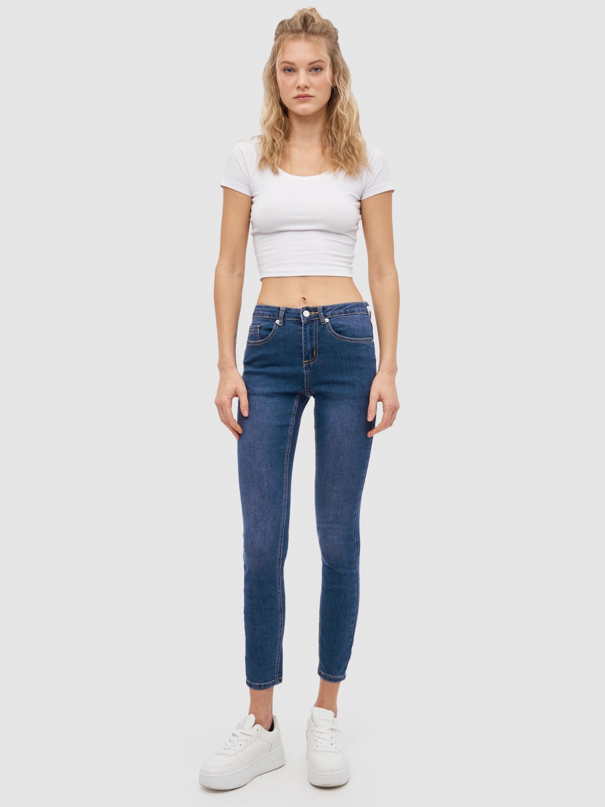 Jeans skinny com rasgões mid rise azul vista geral frontal