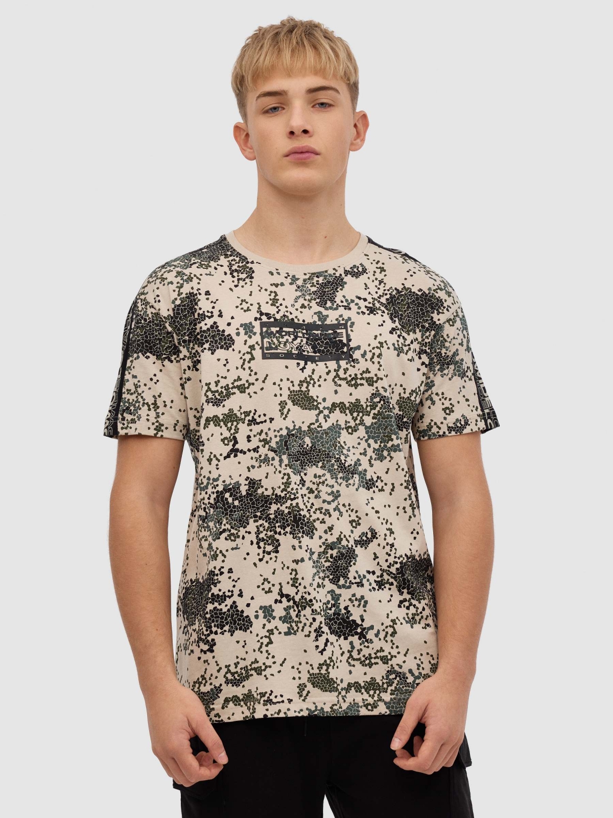 T-shirt camuflada taupe vista meia frontal