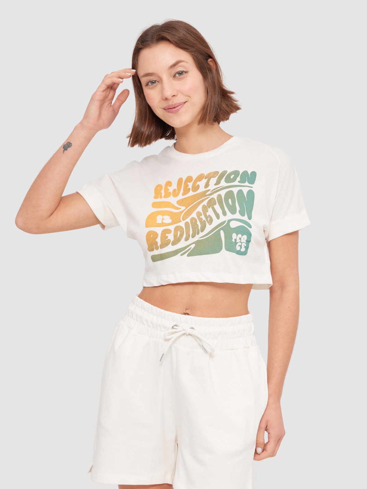 Camiseta crop texto degradado blanco roto vista media frontal