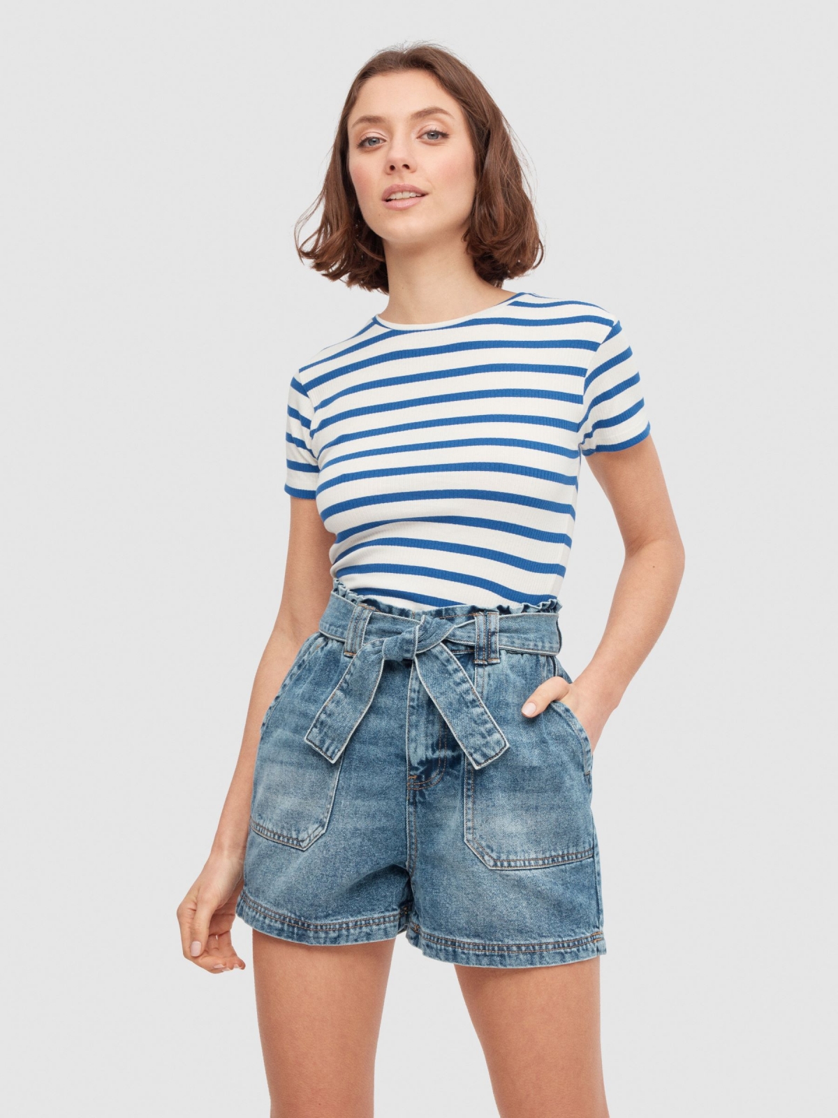 Shorts denim con lazo azul vista media frontal