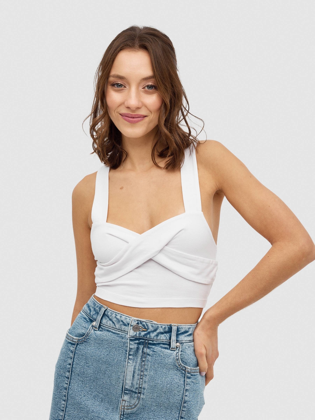 Crop top tirantes cruzado blanco vista media frontal