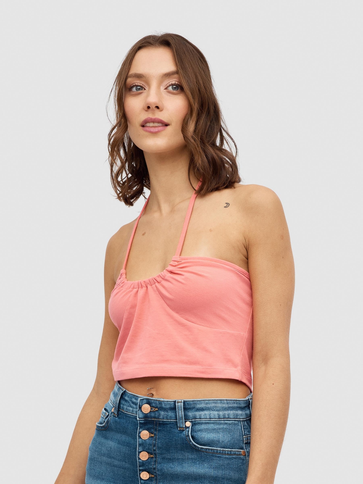 Crop top anudado al cuello coral vista media frontal