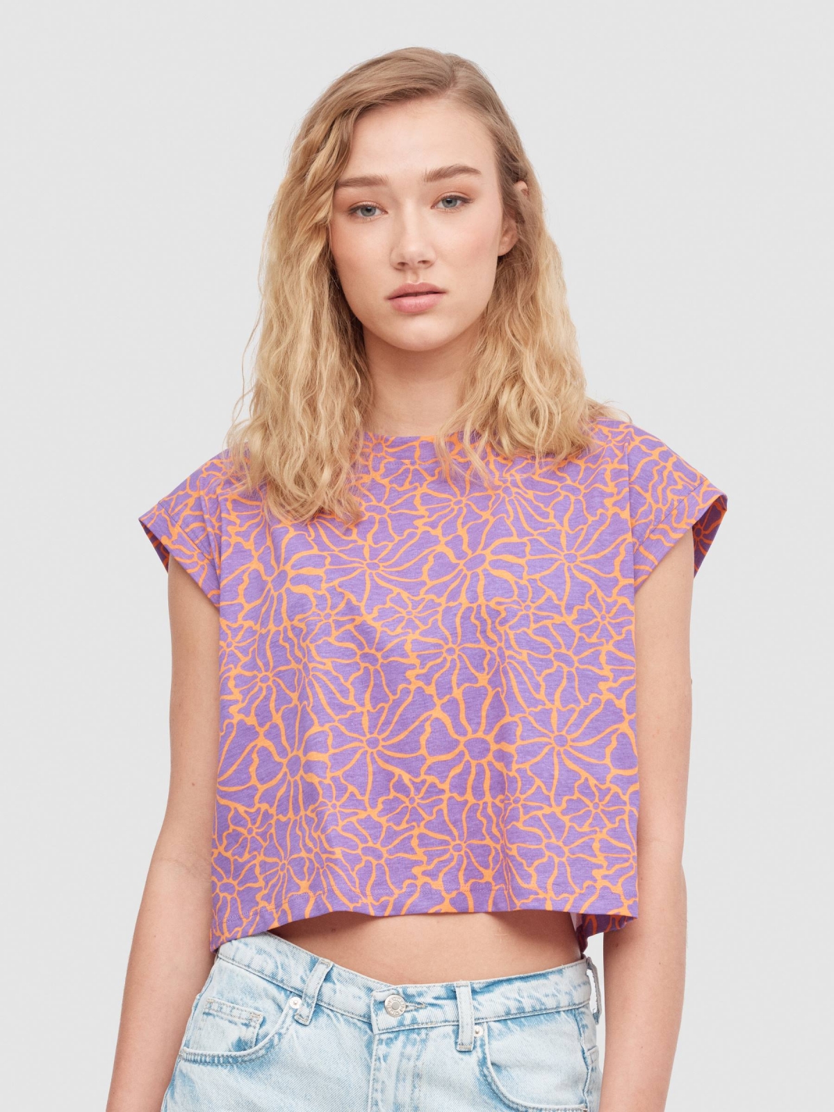 Crop top flores lila vista media frontal