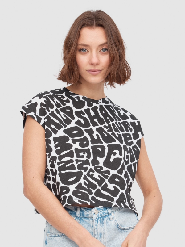 Crop top allover texto blanco vista media frontal