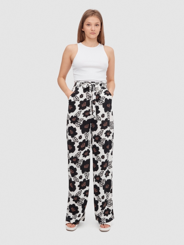 Calça fluida com estampa floral branco vista geral frontal