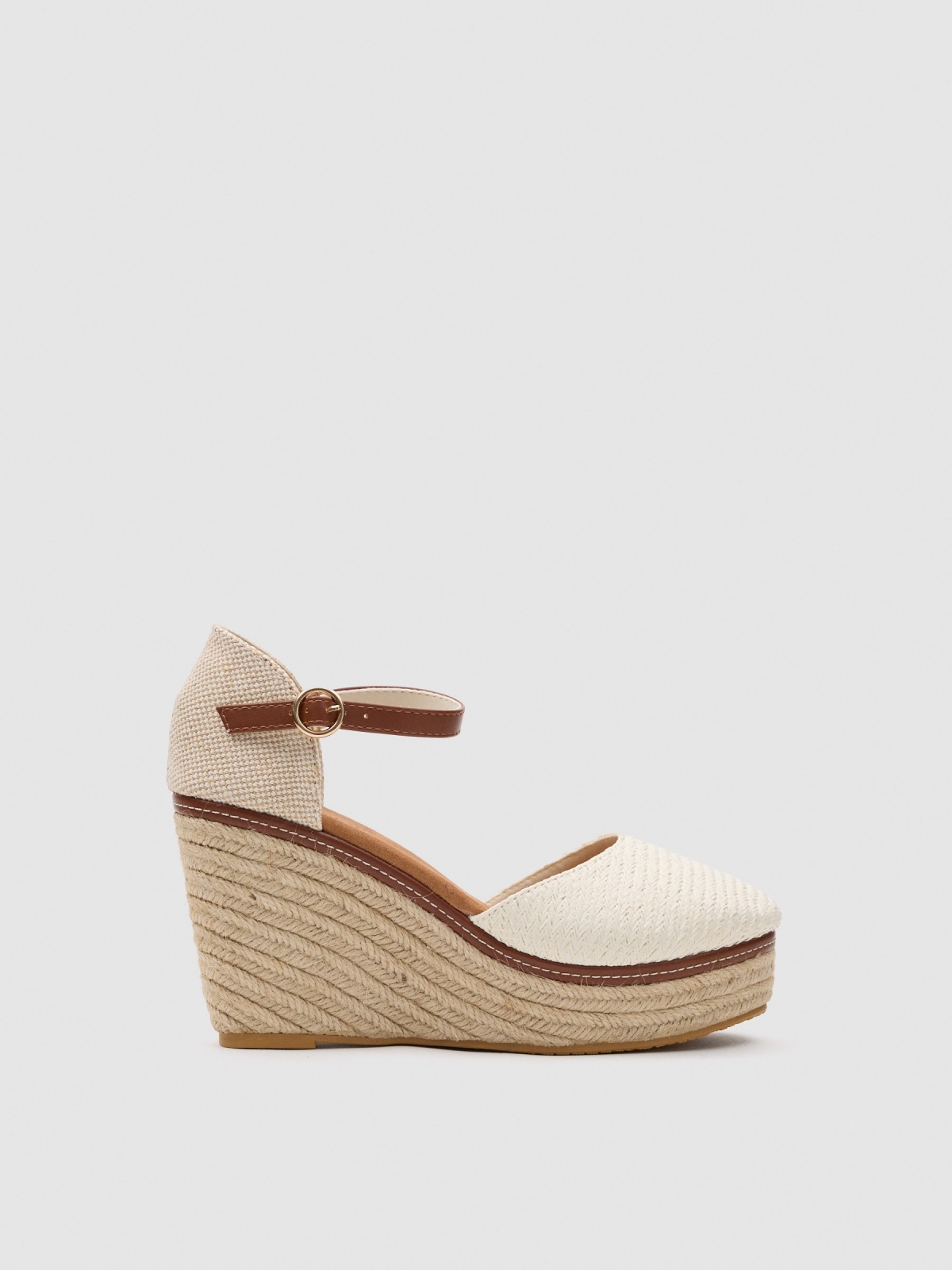 Closed raffia wedge off white