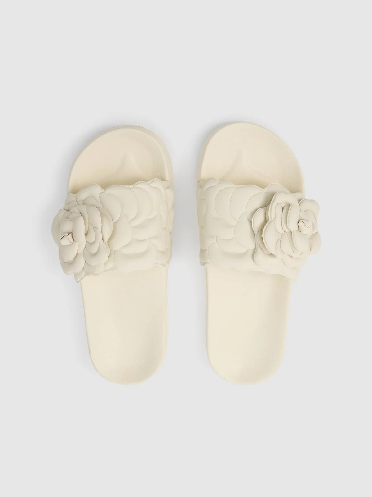 Flower flip flops off white