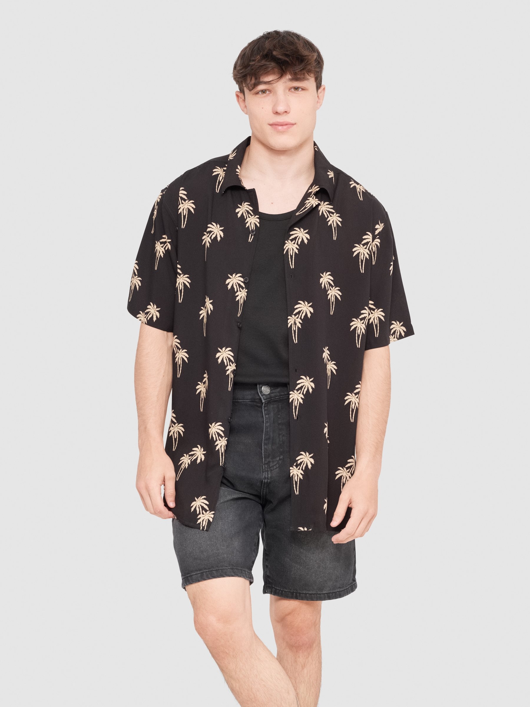 Camisa palmeras negro vista media frontal