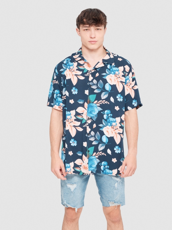 Camisa floral azul vista meia frontal