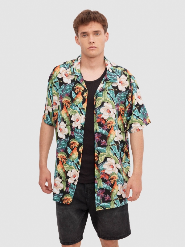 Camisa flores tropicais preto vista meia frontal