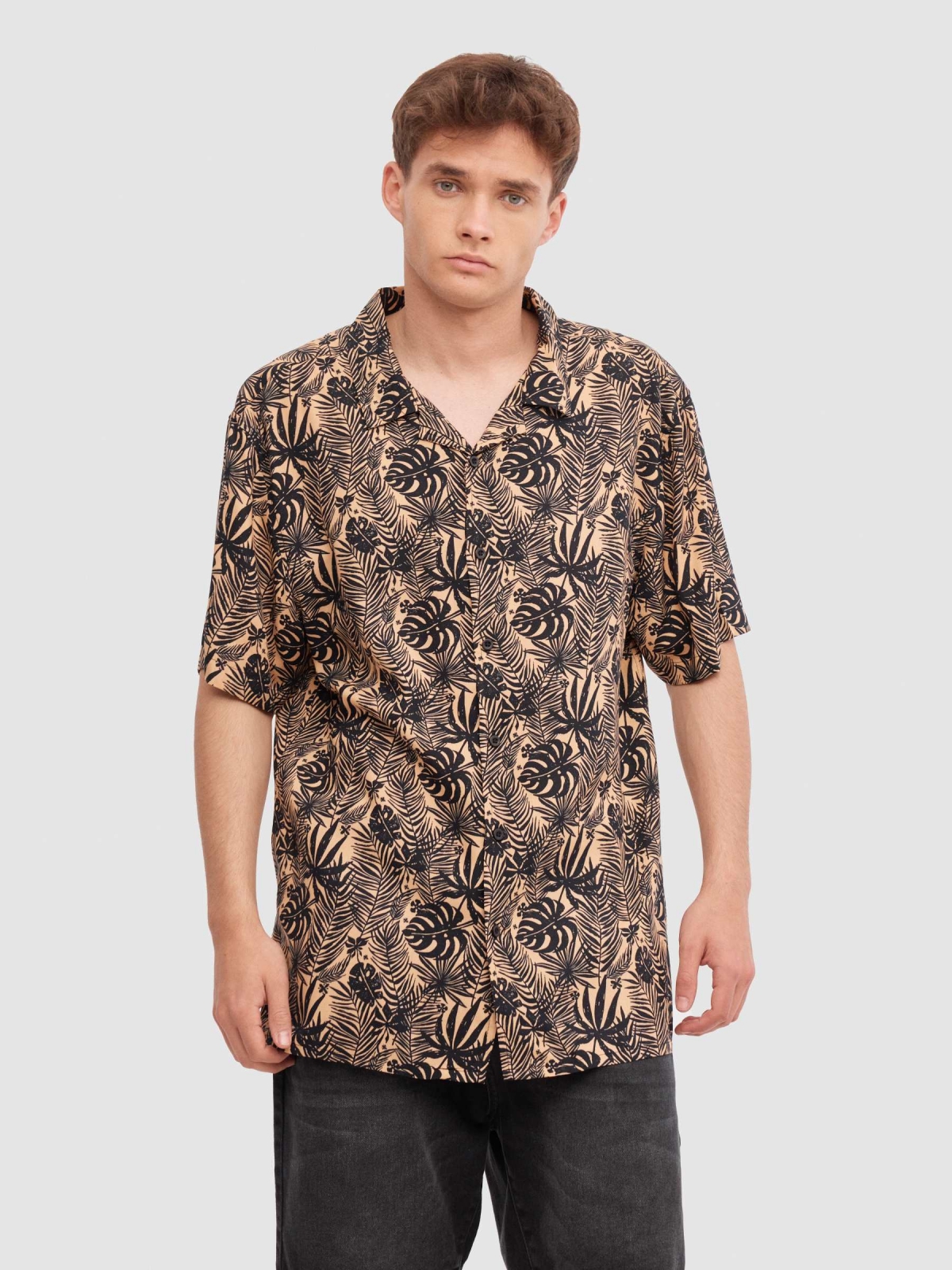 Camisa hojas tropicales beige vista media frontal