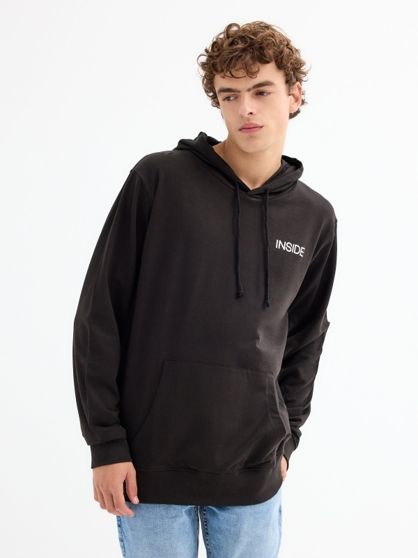 Camisola canguru com logótipo preto vista meia frontal