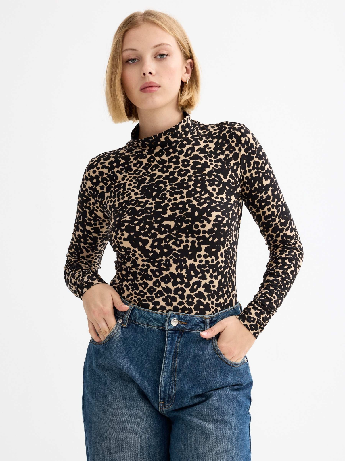 Camiseta cuello alto animal print negro/beige vista media frontal