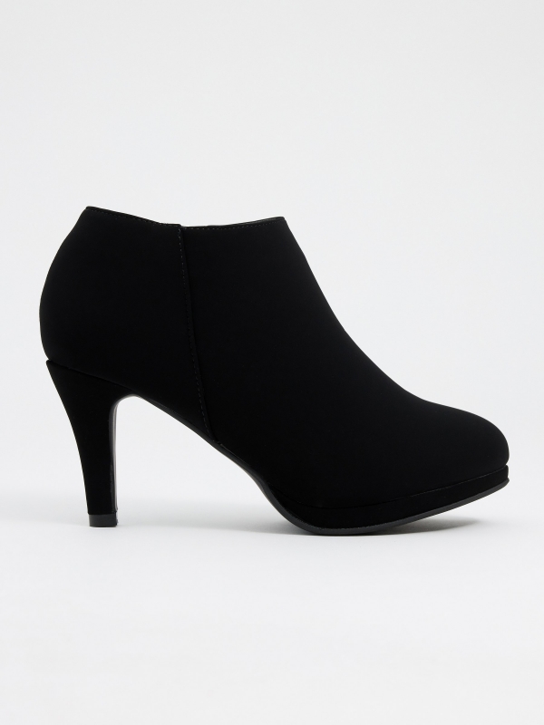 Ankle boots with fine heel and zipper