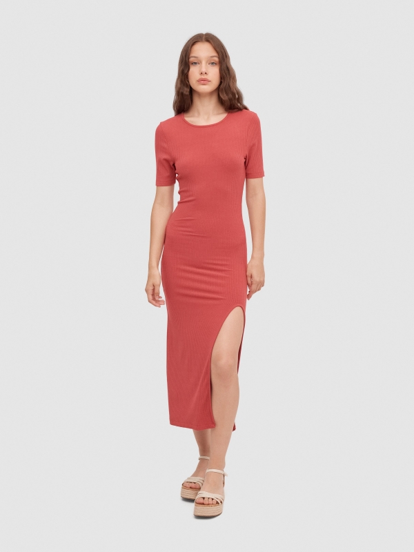 Vestido midi com nervuras vermelho mineral vista meia frontal