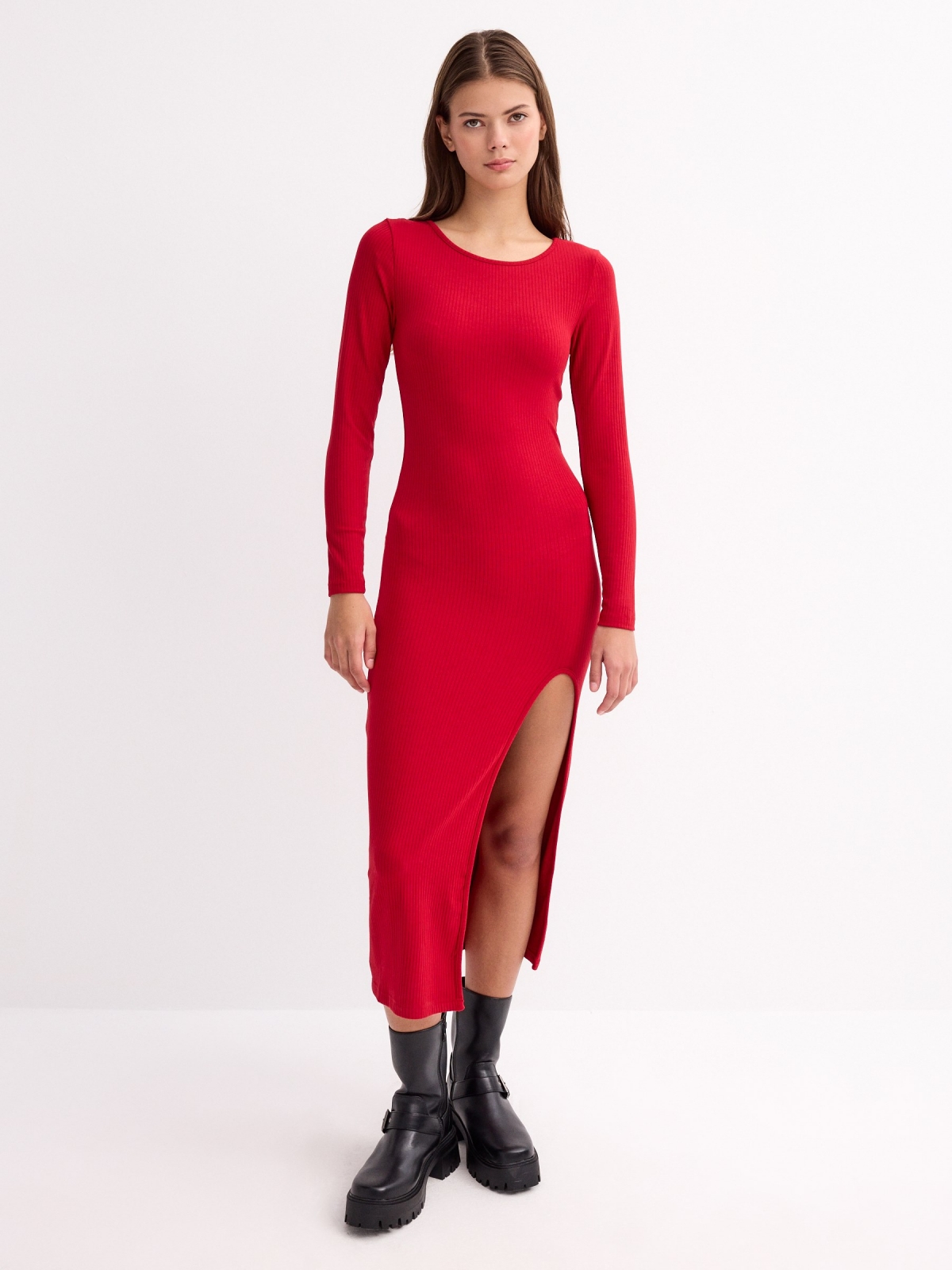 Midi dress with slit carmine three-quarter front view