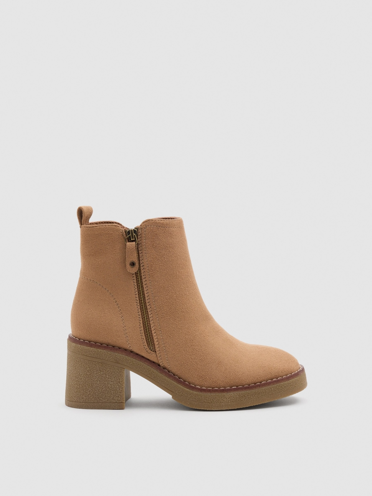 Basic ankle boots with wide camel heel