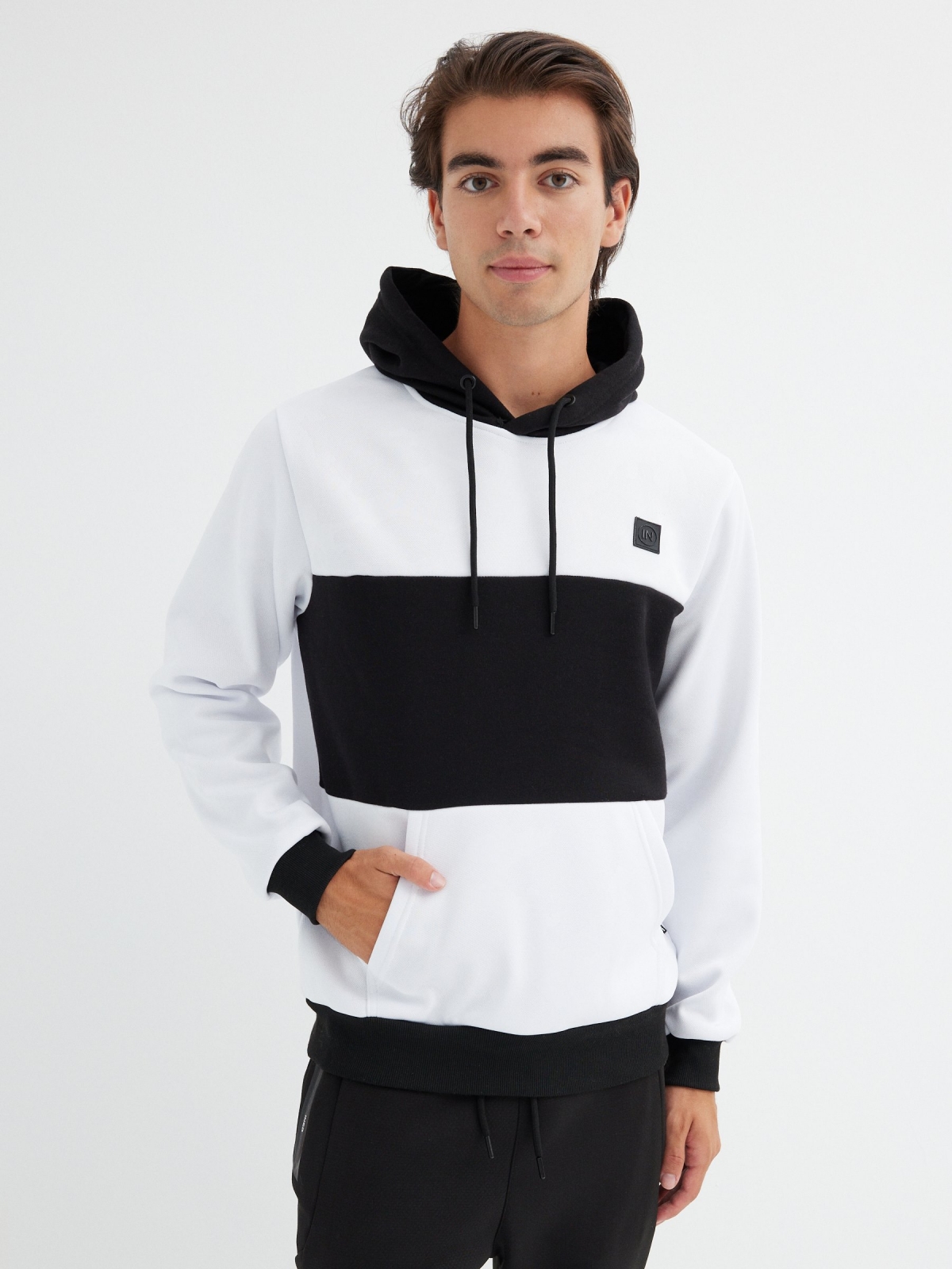 Sudadera con capucha color block blanco vista media frontal