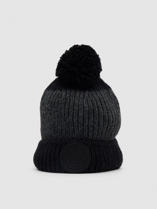 Gorro con pompón negro vista frontal 45º