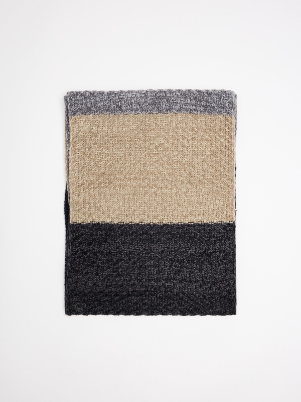 Tubular knitted scarf