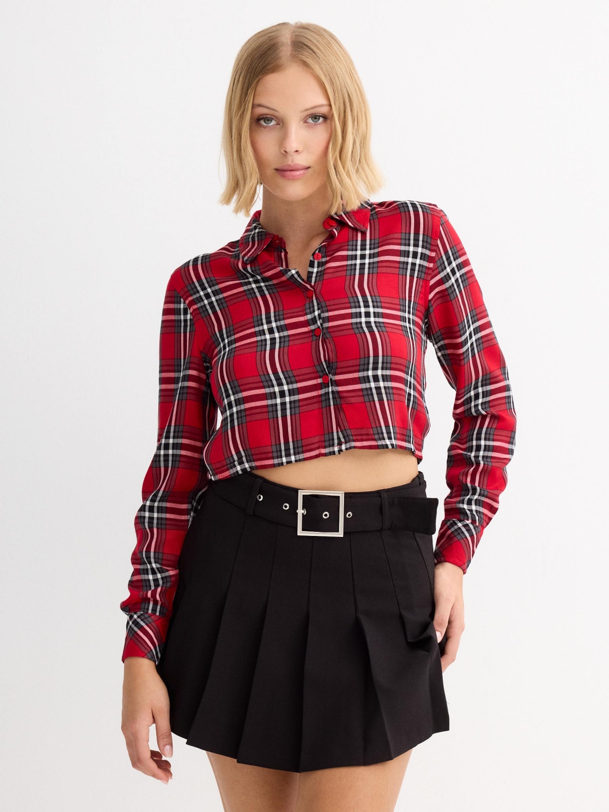 Camisa cropped xadrez vermelha vermelho vista meia frontal